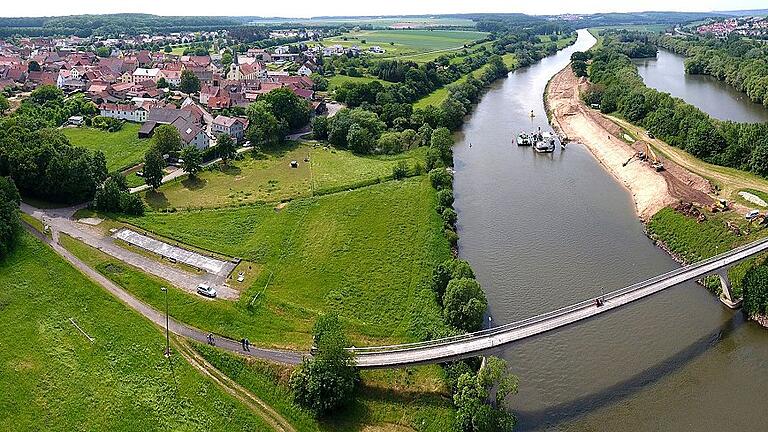 Zu eng sind für die Frachtschifffahrt die Kurven, die der Main im Bereich der Stauhaltung Schweinfurt macht. Das Ufer wird deshalb abgebaggert, um die Fahrrinne auszuweiten. Am Fußgängersteg bei Untereuerheim haben die Bauarbeiten begonnen.