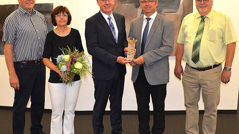 Michael Geck, stellv. Kreisvorsitzender (von links), Hildegard Rieger, Johannes Rieger (Vorstandsvorsitzender Sparkasse Schweinfurt-Haßberge), Frank Bauer (Vorsitzender Kreisverband für Gartenbau und Landespflege.) und Alfred Wirth (Stadtvorsitzender).