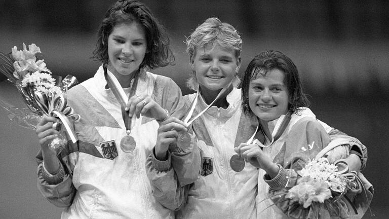 Vor 30 Jahren: Die Tauberbischofsheimer Florett-Frauen feiern ihren in Seoul ihren Olympia-Triumph. Von links: Sabine Bau (Silber), Anja Fichtel (Gold) und Zita Funkenhauser (Bronze).