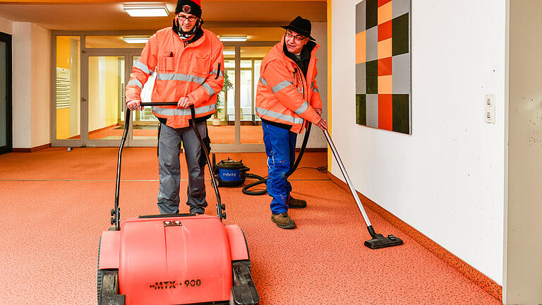 Endlich Glück haben: Wie Helmut Mitschke die Kurve bekam       -  Timo Jäger und sein Stiefvater Helmut Mitschke arbeiten gemeinsam als Hausmeister.