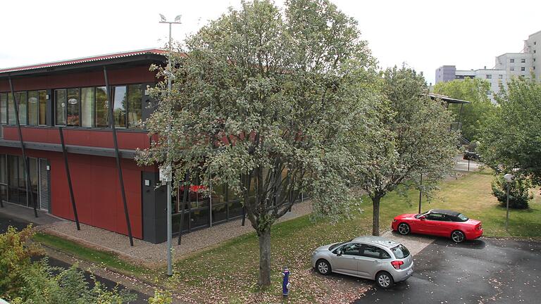 Hinter der Johann-Hinrich-Wichern-Fachakademie für Sozialpädagogik sollen nach den Plänen des Landkreises 70 Parkplätze entstehen, die von der Geldersheimer Straße her erschlossen werden sollen. Der Bauausschuss war strikt dagegen, ließ das Ansinnen aus dem Bebauungsplan streichen.