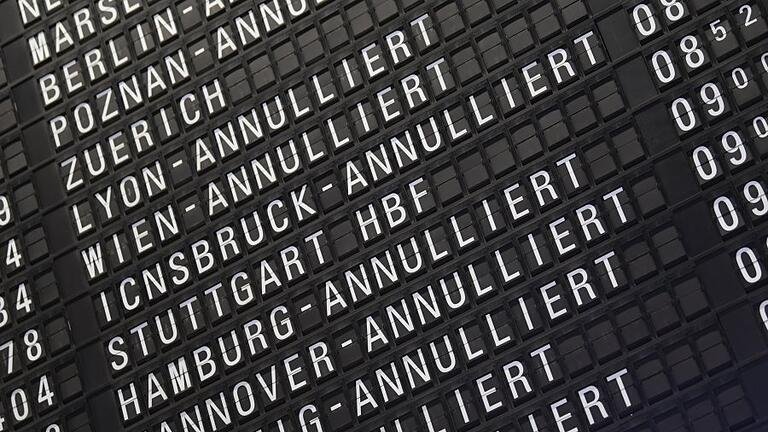 Annullierte Flüge       -  ARCHIV - 10.04.2018, Hessen, Frankfurt am Main: Annullierte Flüge werden im Terminal 1 des Frankfurter Flughafens auf einer Anzeigetafel angezeigt. Zu dpa 'Ärger mit dem Flug, Geld von der Airline? - BGH klärt Passagierrechte' Foto: Arne Dedert/dpa +++ dpa-Bildfunk +++