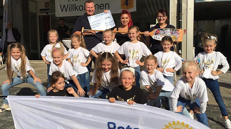 Unser Bild zeigt (von links): Dieter Pfister, Präsident des Rotary Clubs Schweinfurt Peterstirn, übergibt symbolisch drei Stipendien an Nathalina Maldonado (Dance Academy Schweinfurt), worüber sich nicht nur Andrea Schärringer (Rotary Club Schweinfurt-Peterstirn), sondern vor allem auch die Minis der Dance Academy Schweinfurt riesig freuen.