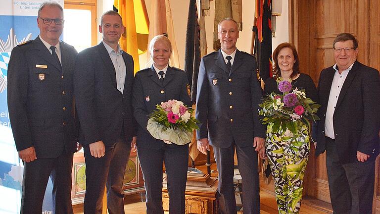 Die neue Dienststellenleiterin der Polizeistation Bad Königshofen wurde vorgestellt. Unser Bild zeigt von links: Polizeipräsident Detlev Tolle, Polizeihauptkommissar Heiko Sauer, Polizeihauptkommissarin Melanie Sauer, Polizeihauptkommissar Thomas Reubelt mit seiner Frau Tanja und stellvertretender Landrat Josef Demar.