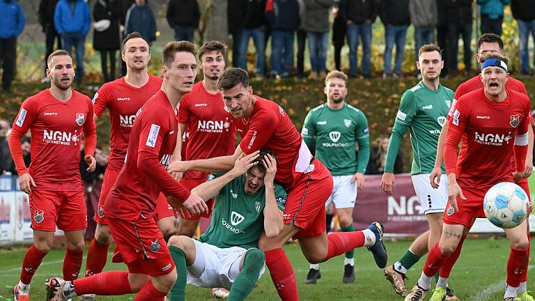 Einer geht unter, zwei schauen zu: Der Schweinfurter Luca Trslic ist gegen gleich fünf Aubstadter chancenlos, seine Kollegen (hinten von links) Patrick Hofmann und Fabio Bozesan sind zu weit weg vom Geschehen.