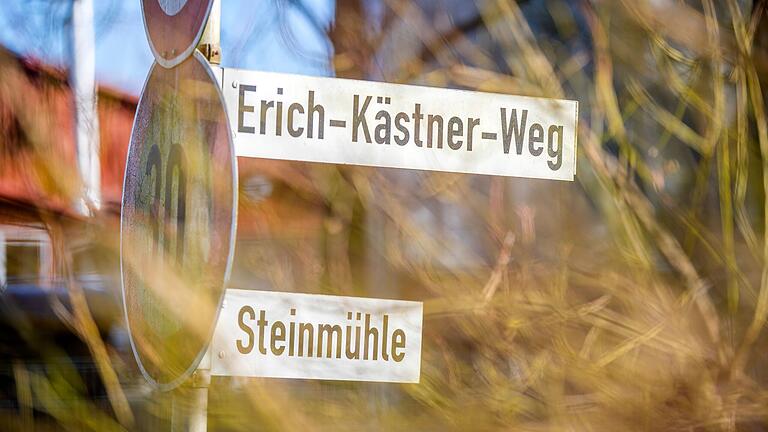 Straßenschild im Erich-Kästner-Weg in Oberschwarzach (Lkr. Schweinfurt) weisen auf das nach dem bekannten Schriftsteller benannte Kinderdorf in der Steinmühle hin.&nbsp;