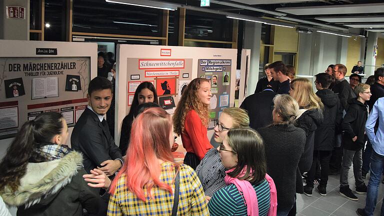 Ihre Seminararbeiten präsentierten 64 Abiturienten des Lohrer Gymnasiums am Freitagabend in der Nägelsee-Aula.