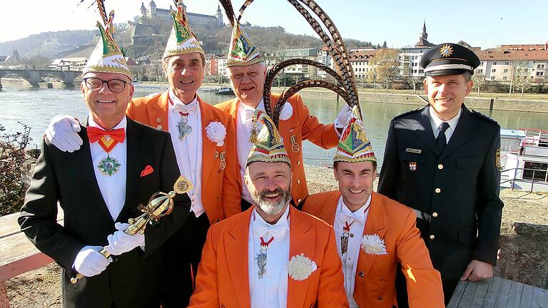 Sie sind bereit für den Großen Würzburger Faschingszug: sitzend die Zugleiter Michael Zinnhobel (hinten) und sein Stellvertreter Martin Trageser, eingerahmt vom Faschingsprinzen Harald Löhr (von links), Ehren-Sitzungspräsident Burkard Pfrenzinger, KaGe-Präsident Reinhart Stumpf und Polizeihauptkommissar Fritz Schneider.