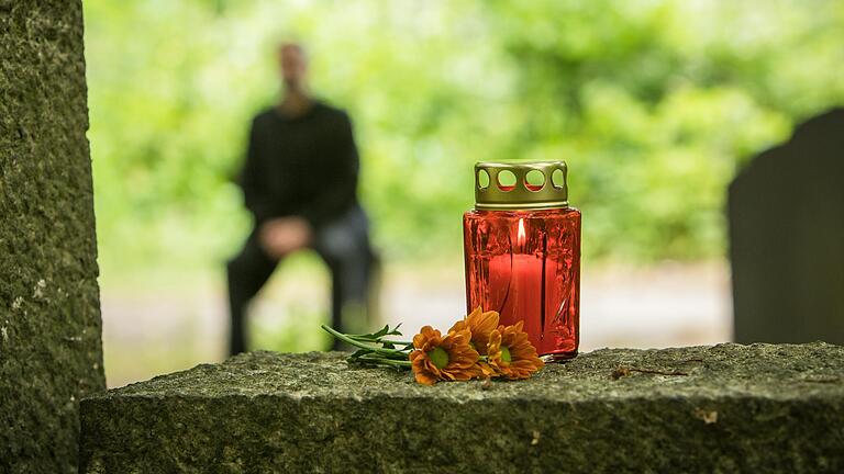 Mit den neuerlichen Todesfällen (Symbolfoto) in Zusammenhang mit Covid-19 stieg die Zahl im Landkreis auf 98 an. Mit den neuerlichen Todesfällen (Symbolfoto) in Zusammenhang mit Covid-19 stieg die Zahl im Landkreis auf 98 an.