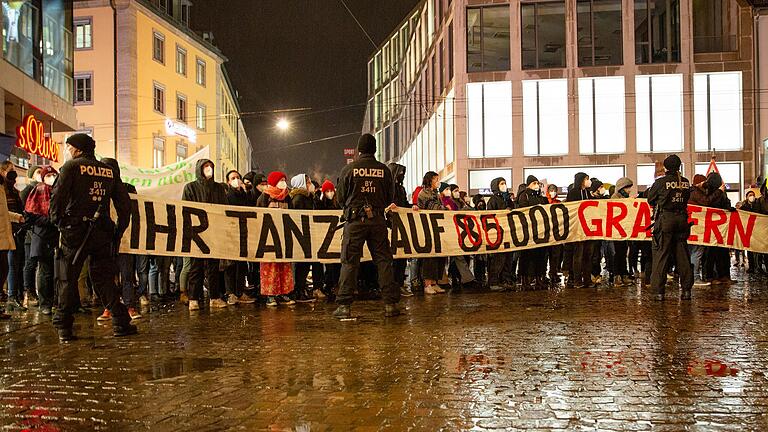 Immer wieder trafen in den vergangenen Monaten in Würzburg Polizei, 'Querdenker' und Mitglieder der Grünen Jugend sowie weitere Gegendemonstranten aufeinander.