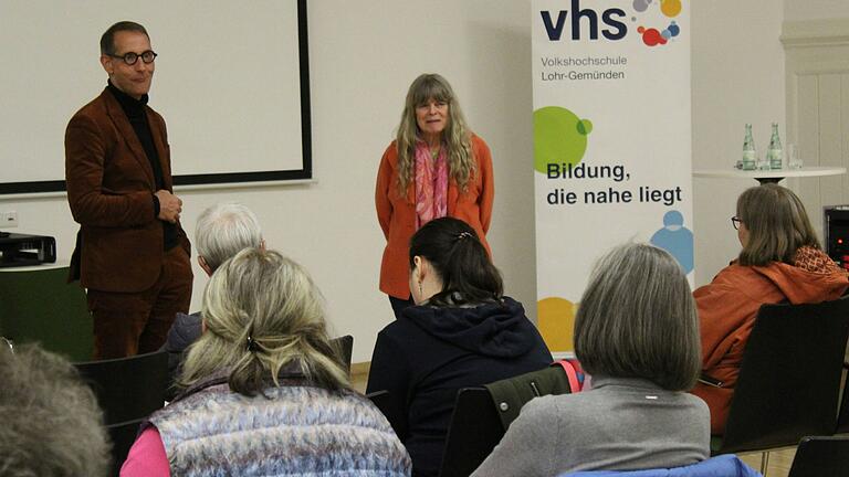 Dominikus Bösch, Ärztlicher Direktor des Bezirkskrankenhauses, und Renate Winter vom Stattkino im Gespräch mit dem Publikum im Anschluss an den Film 'Auf der Adamant'. Dominikus Bösch, Ärztlicher Direktor des Bezirkskrankenhauses, und Renate Winter vom Stattkino im Gespräch mit dem Publikum im Anschluss an den Film 'Auf der Adamant'.