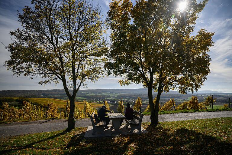 Picknick mit Aussicht: An der Sitzgruppe vor der Nothelfer Kapelle können wir uns vom Anstieg erholen. Picknick mit Aussicht: An der Sitzgruppe vor der Nothelfer Kapelle können wir uns vom Anstieg erholen.