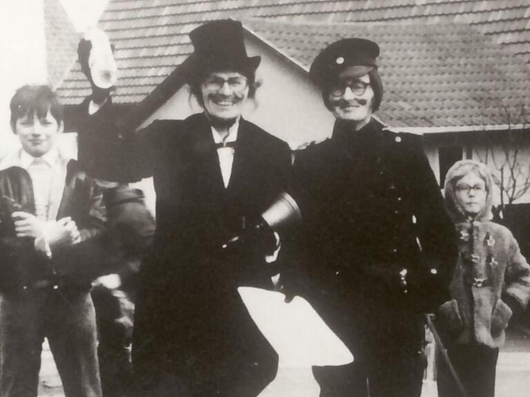 Sie sammelten im Jahr 1980: Hilde Hartmann und Ilse Werner. Im Hintergrund die Dorfjugend, die die Beiden begleiteten. Sie sammelten im Jahr 1980: Hilde Hartmann und Ilse Werner. Im Hintergrund die Dorfjugend, die die Beiden begleiteten.