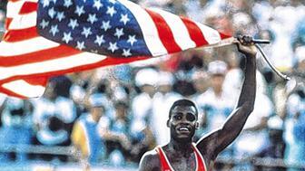 Sprinter: Carl Lewis (USA) schwenkt 1984 bei seiner Ehrenrunde in Los Angeles die US-Fahne.