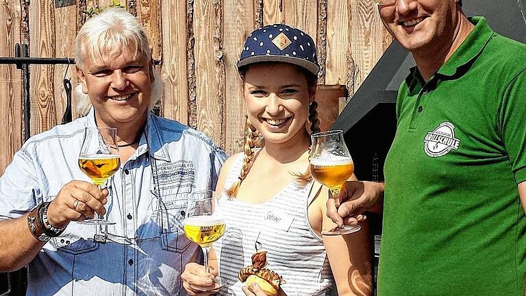 Boulevard Würzburg: Bierkönigin beim Grillmeister - Königlicher Besuch in der Würzburger Grillschule: Die bayerische Bierkönigin Sabine-Anna Ullrich (Mitte) hieß Seminarteilnehmer willkommen. „Es ist uns eine Ehre, die amtierende Bierkönigin begrüßen zu dürfen“, freute sich Karsten Eck (rechts) von der Grillschule. „Ein süffiges Bier gehört zum Grillen einfach dazu“, meinte Profigrillmeister Frank Huhnke (links). „Ein guter Grund für uns, einen Basiskurs mit Bierverkostung mit ins Programm aufzunehmen“, schildert er in einer Pressemitteilung. Im Kurs präsentierte ein Bier-Experte passende Biersorten zu den Grillgerichten, die die Teilnehmer unter Anleitung von Huhnke zubereiteten. Das Bier wurde im Kurs nicht nur getrunken, sondern auch beim Grillen eingesetzt – und zwar nicht zum Ablöschen, sondern auch zum Marinieren. Bierkönigin Ullrich zeigte sich begeistert von der Vielfalt der Grillgerichte und den schier unbegrenzten Einsatzmöglichkeiten des Gerstensafts. Seit 2009 arbeitet Frank Huhnke als Grilldozent. 2010 errang er mit seinem Team bei den Deutschen Grillmeisterschaften die Titel „Deutscher Profigrillmeister“ und „Internationaler deutscher Profigrillmeister“. mr / Foto: Würzburger Grillschule Boulevard Würzburg: Bierkönigin beim Grillmeister - Königlicher Besuch in der Würzburger Grillschule: Die bayerische Bierkönigin Sabine-Anna Ullrich (Mitte) hieß Seminarteilnehmer willkommen. „Es ist uns eine Ehre, die amtierende Bierkönigin begrüßen zu dürfen“, freute sich Karsten Eck (rechts) von der Grillschule. „Ein süffiges Bier gehört zum Grillen einfach dazu“, meinte Profigrillmeister Frank Huhnke (links). „Ein guter Grund für uns, einen Basiskurs mit Bierverkostung mit ins Programm aufzunehmen“, schildert er in einer Pressemitteilung. Im Kurs präsentierte ein Bier-Experte passende Biersorten zu den Grillgerichten, die die Teilnehmer unter Anleitung von Huhnke zubereiteten. Das Bier wurde im Kurs nicht nur getrunken, sondern auch beim Grillen eingesetzt – und zwar nicht zum Ablöschen, sondern auch zum Marinieren. Bierkönigin Ullrich zeigte sich begeistert von der Vielfalt der Grillgerichte und den schier unbegrenzten Einsatzmöglichkeiten des Gerstensafts. Seit 2009 arbeitet Frank Huhnke als Grilldozent. 2010 errang er mit seinem Team bei den Deutschen Grillmeisterschaften die Titel „Deutscher Profigrillmeister“ und „Internationaler deutscher Profigrillmeister“. mr / Foto: Würzburger Grillschule