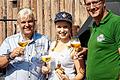 Boulevard Würzburg: Bierkönigin beim Grillmeister       -  Königlicher Besuch in der Würzburger Grillschule: Die bayerische Bierkönigin Sabine-Anna Ullrich (Mitte) hieß Seminarteilnehmer willkommen. &bdquo;Es ist uns eine Ehre, die amtierende Bierkönigin begrüßen zu dürfen&ldquo;, freute sich  Karsten Eck (rechts) von der Grillschule. &bdquo;Ein süffiges Bier gehört zum Grillen einfach dazu&ldquo;, meinte Profigrillmeister  Frank Huhnke (links). &bdquo;Ein guter Grund für uns, einen Basiskurs mit Bierverkostung mit ins Programm aufzunehmen&ldquo;, schildert er in einer Pressemitteilung.   Im Kurs präsentierte ein Bier-Experte passende Biersorten zu den Grillgerichten, die die Teilnehmer unter Anleitung von Huhnke zubereiteten. Das Bier wurde im Kurs nicht nur getrunken, sondern auch beim Grillen eingesetzt &ndash; und zwar nicht zum Ablöschen, sondern auch zum Marinieren. Bierkönigin Ullrich zeigte sich begeistert von der Vielfalt der Grillgerichte und den schier unbegrenzten Einsatzmöglichkeiten des Gerstensafts.   Seit 2009 arbeitet Frank Huhnke als Grilldozent. 2010 errang er mit seinem Team bei den Deutschen Grillmeisterschaften die Titel &bdquo;Deutscher Profigrillmeister&ldquo; und &bdquo;Internationaler deutscher Profigrillmeister&ldquo;.  mr / Foto: Würzburger Grillschule