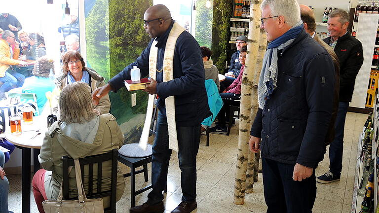 Pfarrer Bede Nwadinobi segnete die Räume und Waren des Ladens 'RienEck', zu dem auch ein schmuckes kleines Cafe gehört.