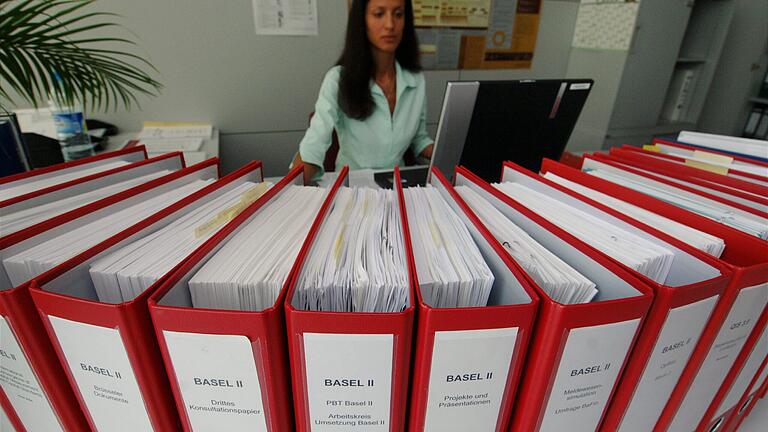 Schnell und unbürokratisch soll die Kreditvergabe in Corona-Zeiten sein. Aufgabe der Politik und nicht der Banken. Schnell und unbürokratisch soll die Kreditvergabe in Corona-Zeiten sein. Aufgabe der Politik und nicht der Banken. 