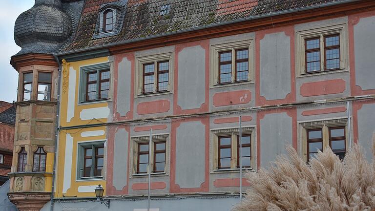 Am Bad Königshofener Rathaus wurde in der sogenannten Musterachse der Original-Ockerton aus der Erbauung im 16. Jahrhundert aufgebracht. Die Stuckelemente und Linsen erhalten allerdings eine sogenannte Licht- und Schattenfuge, um sie abzuheben. Am Bad Königshofener Rathaus wurde in der sogenannten Musterachse der Original-Ockerton aus der Erbauung im 16. Jahrhundert aufgebracht. Die Stuckelemente und Linsen erhalten allerdings eine sogenannte Licht- und Schattenfuge, um sie abzuheben.