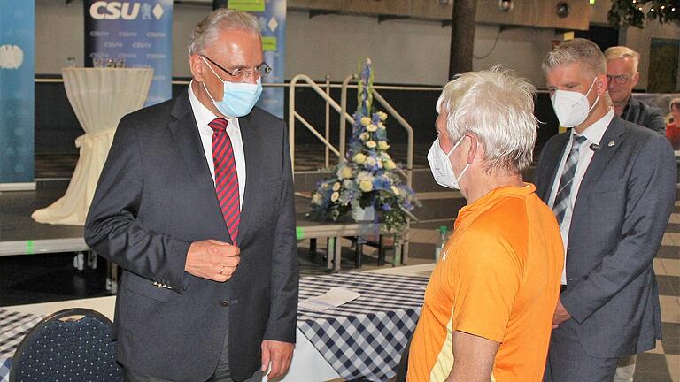 Kurze Zeit für ein persönliches Gespräch mit manchem Bürger nahm sich Innenminister Joachim Herrmann in Geiselwind. Kurze Zeit für ein persönliches Gespräch mit manchem Bürger nahm sich Innenminister Joachim Herrmann in Geiselwind.