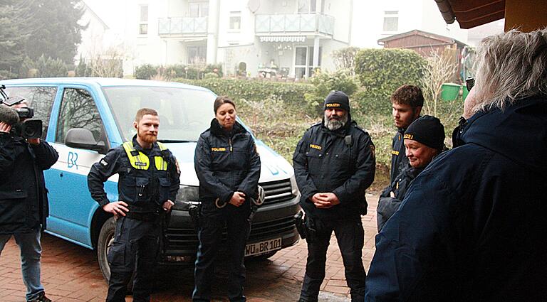 Zur Feier des Happyends bei der Suche nach Luna gab es am Dienstag ein großes Medien- und Polizeiaufgebot vor dem Wiesentheider Haus von Michael Fuchs. Zur Feier des Happyends bei der Suche nach Luna gab es am Dienstag ein großes Medien- und Polizeiaufgebot vor dem Wiesentheider Haus von Michael Fuchs.