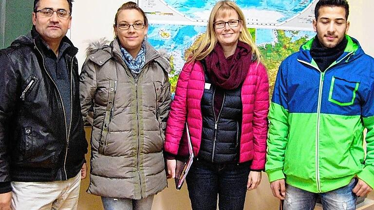 Gaben Gymnasiasten Auskunft zum Thema Flüchtlinge: Dolmetscher Youssef Abdal, Susanne Wilfling (Asyl-Helferkreis Gerolzhofen), Gisela Westendorf (Landratsamt) und Naeem Bilal aus Syrien. Gaben Gymnasiasten Auskunft zum Thema Flüchtlinge: Dolmetscher Youssef Abdal, Susanne Wilfling (Asyl-Helferkreis Gerolzhofen), Gisela Westendorf (Landratsamt) und Naeem Bilal aus Syrien.