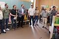 Bürgermeister Michael Hombach, Mitglieder des Stadtrats der Karlstadter Verwaltung und das Team des Kindergartens Theresienheim besuchten den Kindergarten Waldbrunn. Dort wurden sie von Bürgermeister Markus Haberstumpf (rechts) sowie den Architekten Stephan Haas (Dritter von links) und Stefan Schubert (Zweiter von links) durch das Gebäude geführt.