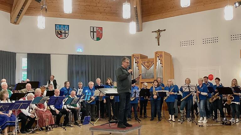 Ein buntes Bild boten die Musiker zum Abschluss des musikalischen Nachmittags im großen Saal. - Ein buntes Bild boten die Musiker zum Abschluss des musikalischen Nachmittags im großen Saal. Ein buntes Bild boten die Musiker zum Abschluss des musikalischen Nachmittags im großen Saal. - Ein buntes Bild boten die Musiker zum Abschluss des musikalischen Nachmittags im großen Saal.