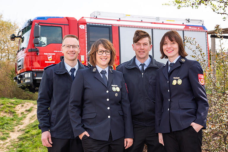 Die aktuelle Führung der Kleinrinderfelder Feuerwehr lädt zum Jubiläum ein (von links): Kommandant Heiko Hombach, Vorsitzende Viola Scheder, 2. Kommandant Benedikt Tschall und zweite Vorsitzende Anne Endres. Die aktuelle Führung der Kleinrinderfelder Feuerwehr lädt zum Jubiläum ein (von links): Kommandant Heiko Hombach, Vorsitzende Viola Scheder, 2. Kommandant Benedikt Tschall und zweite Vorsitzende Anne Endres.