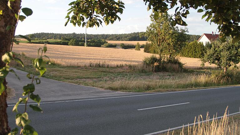 Auf der Fläche neben der Kreisstraße Kirchlauter-Neubrunn ist ein Gewerbegebiet geplant.