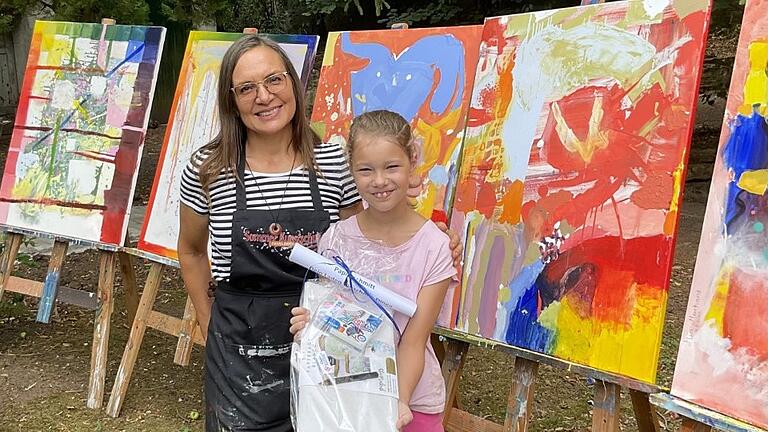 Künstlerin Ronni Zettner mit Carlotta (8), eine Gewinnerin des Malwettbewerbs.