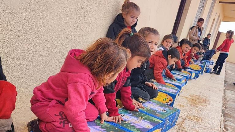 Tobias Winkler von 'Liebe im Karton' organisiert derzeit einen Hilfskonvoi für Syrien mit. Hier ein Foto aus dem Irak, wo Anfang des Jahres die zu Weinachten 2022 gepackten Love-Boxen an Kinder verteilt wurden. Tobias Winkler von 'Liebe im Karton' organisiert derzeit einen Hilfskonvoi für Syrien mit. Hier ein Foto aus dem Irak, wo Anfang des Jahres die zu Weinachten 2022 gepackten Love-Boxen an Kinder verteilt wurden. 