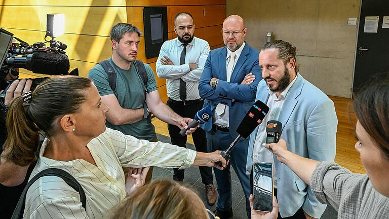 Die Verteidiger Norman Jacob (v.re.), Peter Möckesch und Güney Behrwind sprechen nach dem Freispruch am Landgericht von einem 'großen Sieg für den Rechtsstaat'. Die Verteidiger Norman Jacob (v.re.), Peter Möckesch und Güney Behrwind sprechen nach dem Freispruch am Landgericht von einem 'großen Sieg für den Rechtsstaat'.