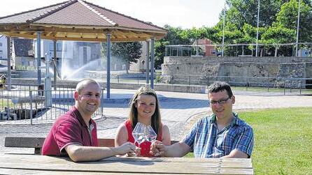 Sie stoßen am künftigen Festplatz an: Eugen Höchner, Weinprinzessin Lena Sterk und Benjamin Baumann gehören zu den Köpfen hinter WeinSeeLig und planten das Weinfestkonzept in Großlangheim. Sie stoßen am künftigen Festplatz an: Eugen Höchner, Weinprinzessin Lena Sterk und Benjamin Baumann gehören zu den Köpfen hinter WeinSeeLig und planten das Weinfestkonzept in Großlangheim.
