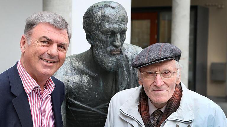 Zwei der Autoren des neuen Buches „Kennen Sie Würzburg? 180 verborgene Schätze“: Willi Kreußer und Hilmar Beck mit Archimedes Denkmal (eines der Highlights im Buch). Zwei der Autoren des neuen Buches „Kennen Sie Würzburg? 180 verborgene Schätze“: Willi Kreußer und Hilmar Beck mit Archimedes Denkmal (eines der Highlights im Buch).
