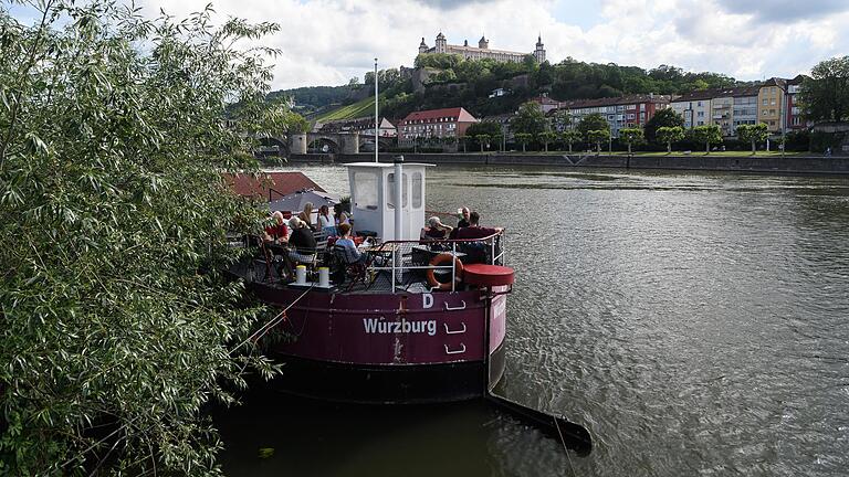 Nachdem das bisherige Team der 'Fischbar zum Krebs' den Betrieb aufgegeben hatte, hat der traditionelle Kutter eine neue Betreiberin gefunden. Nachdem das bisherige Team der 'Fischbar zum Krebs' den Betrieb aufgegeben hatte, hat der traditionelle Kutter eine neue Betreiberin gefunden.