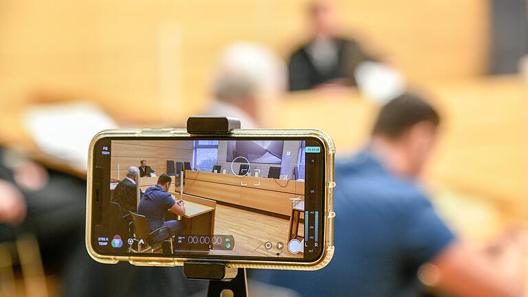Im vergangenen Jahr wurde der Fall um die fahrlässige Tötung eines Polizeischülers strafrechtlich mit einem Urteil abgeschlossen. Nun wollen die Eltern des Getöteten zivilrechtlich gegen den Täter vorgehen.
