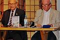 Gemeinsame auf dem Podium: Sigismund v. Dobschütz (r), Buchexperte und Kolumnist der Saale-Zeitung, liest einzelne Kapitel aus dem Buch. Prinz Eduard von Anhalt vertieft und hellt Hintergründe der Geschehnisse auf.       -  Gemeinsame auf dem Podium: Sigismund v. Dobschütz (r), Buchexperte und Kolumnist der Saale-Zeitung, liest einzelne Kapitel aus dem Buch. Prinz Eduard von Anhalt vertieft und hellt Hintergründe der Geschehnisse auf.