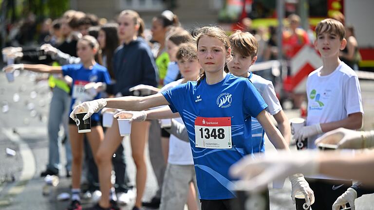 34. Residenzlauf Würzburg       -  Zahlreiche Läuferinnen und Läufer nehmen am Sonntag (28.04.24) beim 34. Residenzlauf in Würzburg am Hauptlauf teil. Insgesamt sind 2024 fast 9000 Menschen beim Residenzlauf mitgelaufen.