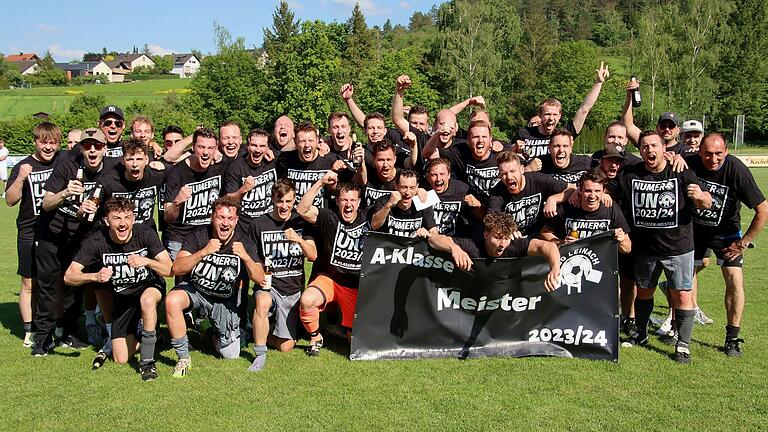 Just im Jahr des 75-jährigen Gründungsjubiläums des FC Blau-Weiß Leinach errang die 1. Mannschaft der seit 2022 aus FCL und der Spielvereinigung (SpVgg) Leinach bestehenden Fußballspielgemeinschaft (FSG) die erste Meisterschaft einer gemeinsamen Fußball-Mannschaft aus dem Leinachtal.&nbsp;