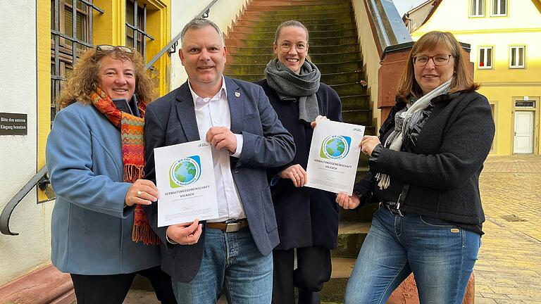 Sie freuen sich, dass die Verwaltungsgemeinschaft Volkach Teil von Europas größtem Städtenetzwerk für fairen Klimaschutz ist (von links) Sommerachs Bürgermeisterin Elisabeth Drescher, Volkachs Bürgermeister Heiko Bäuerlein, Klimaschutzmanagerin Ronja Königer und Nordheims Bürgermeisterin Sibylle Säger. Sie freuen sich, dass die Verwaltungsgemeinschaft Volkach Teil von Europas größtem Städtenetzwerk für fairen Klimaschutz ist (von links) Sommerachs Bürgermeisterin Elisabeth Drescher, Volkachs Bürgermeister Heiko Bäuerlein, Klimaschutzmanagerin Ronja Königer und Nordheims Bürgermeisterin Sibylle Säger.