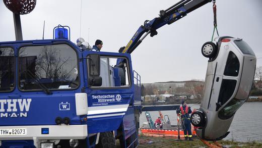 Auto rollt in Main - Auto geborgen: Nach einer drei dreistündigen Suchaktion im Main bei Marktbreit (Lkr. Kitzingen). Auto rollt in Main - Auto geborgen: Nach einer drei dreistündigen Suchaktion im Main bei Marktbreit (Lkr. Kitzingen).