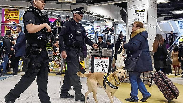 March 24 2016 City COUNTY UK London UK Police sniffer dogs and armed police officers patrol       -  In Alarmbereitschaft: Polizisten an der Liverpool Street Station in London. Großbritannien kämpft im Irak und in Syrien gegen die Terrormiliz Islamischer Staat und gilt als potenzielles Anschlagsziel.