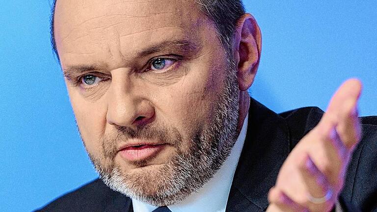Bilanz-Pk BayernLB - Vorstandsvorsitzender mit Vollbart: der in Schweinfurt aufgewachsene BayernLB-Chef Johannes-Jörg Riegler Bilanz-Pk BayernLB - Vorstandsvorsitzender mit Vollbart: der in Schweinfurt aufgewachsene BayernLB-Chef Johannes-Jörg Riegler