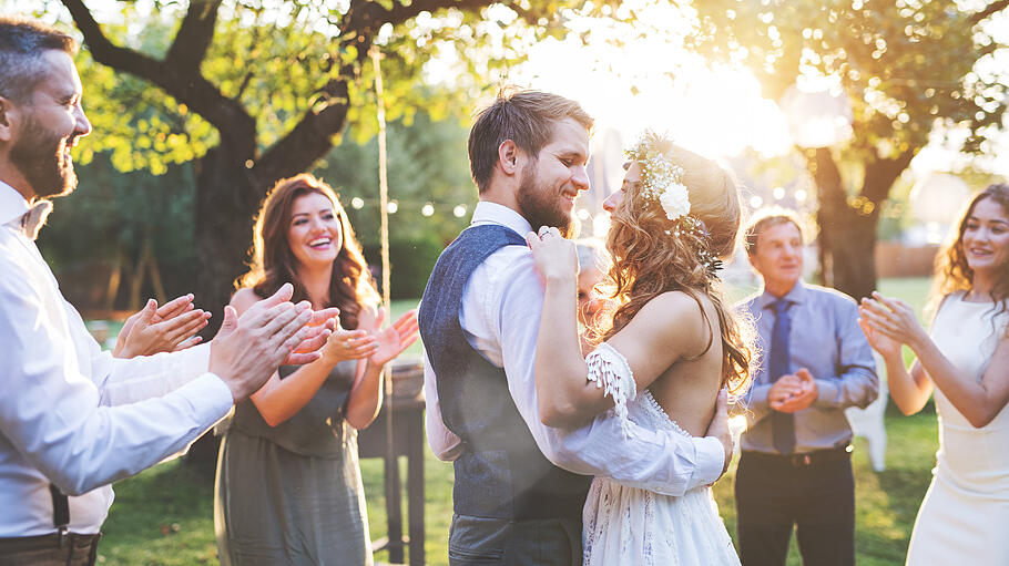 Hochzeit im Freien       -  Obstbäume sorgen für die nötige Portion Gemütlichkeit auf einer Hochzeit im Freien.