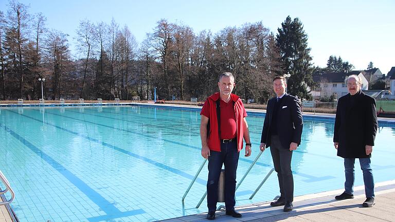 Schlüchterns Bürgermeister Matthias Möller (Mitte) und Erster Stadtrat Reinhold Baier (rechts) hatten für Bäder-Leiter Wolfgang Schröder eine erfreuliche Nachricht im Gepäck.       -  Schlüchterns Bürgermeister Matthias Möller (Mitte) und Erster Stadtrat Reinhold Baier (rechts) hatten für Bäder-Leiter Wolfgang Schröder eine erfreuliche Nachricht im Gepäck.