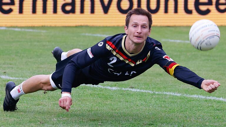 Die deutsche Faustball-Nationalmannschaft der Männer um Kapitän Fabian Sagstetter (im Bild) ist bei der Weltmeisterschaft in Mannheim problemlos ins Viertelfinale eingezogen.