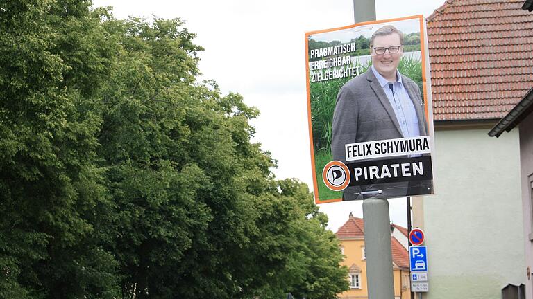 In der Grabenstraße in Gerolzhofen hängt ein Wahlplakat von Felix Schymura. Dieser ist in Gerolzhofen aufgewachsen und hat bis vor wenigen Jahren hier gelebt. In der Grabenstraße in Gerolzhofen hängt ein Wahlplakat von Felix Schymura. Dieser ist in Gerolzhofen aufgewachsen und hat bis vor wenigen Jahren hier gelebt.