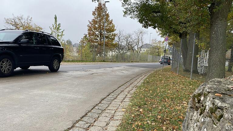 Der Kasernenweg zwischen Sachs-Stadion und Bürgerpark in Schweinfurt ist der südliche Teil der Heeresstraße und wird ebenfalls ausgebaut. Der Kasernenweg zwischen Sachs-Stadion und Bürgerpark in Schweinfurt ist der südliche Teil der Heeresstraße und wird ebenfalls ausgebaut.