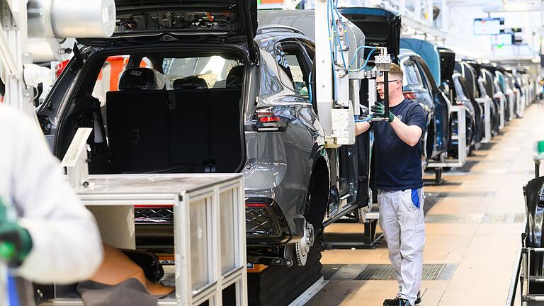 Volkswagen       -  Autoproduktion in Wolfsburg: Wegen hoher Nachfrage nach den hier gebauten Verbrenner setzt VW nun Sonderschichten an. (Archivfoto)